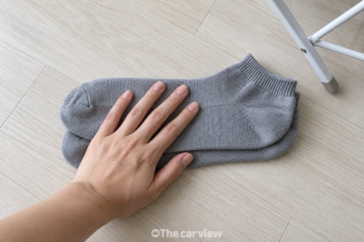 두 짝의 양말을 발뒤꿈치 방향이 맞도록 포개어 평평하게 편 모습. / 기사 이해를 돕기 위한 생성형 이미지