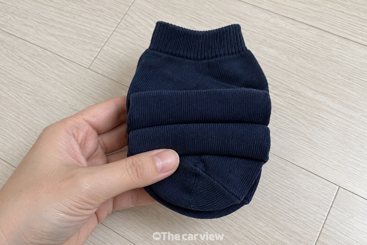 발가락 쪽부터 같은 폭으로 두 번 접어 발목 부분을 남긴 양말 두 짝. / 기사 이해를 돕기 위한 생성형 이미지