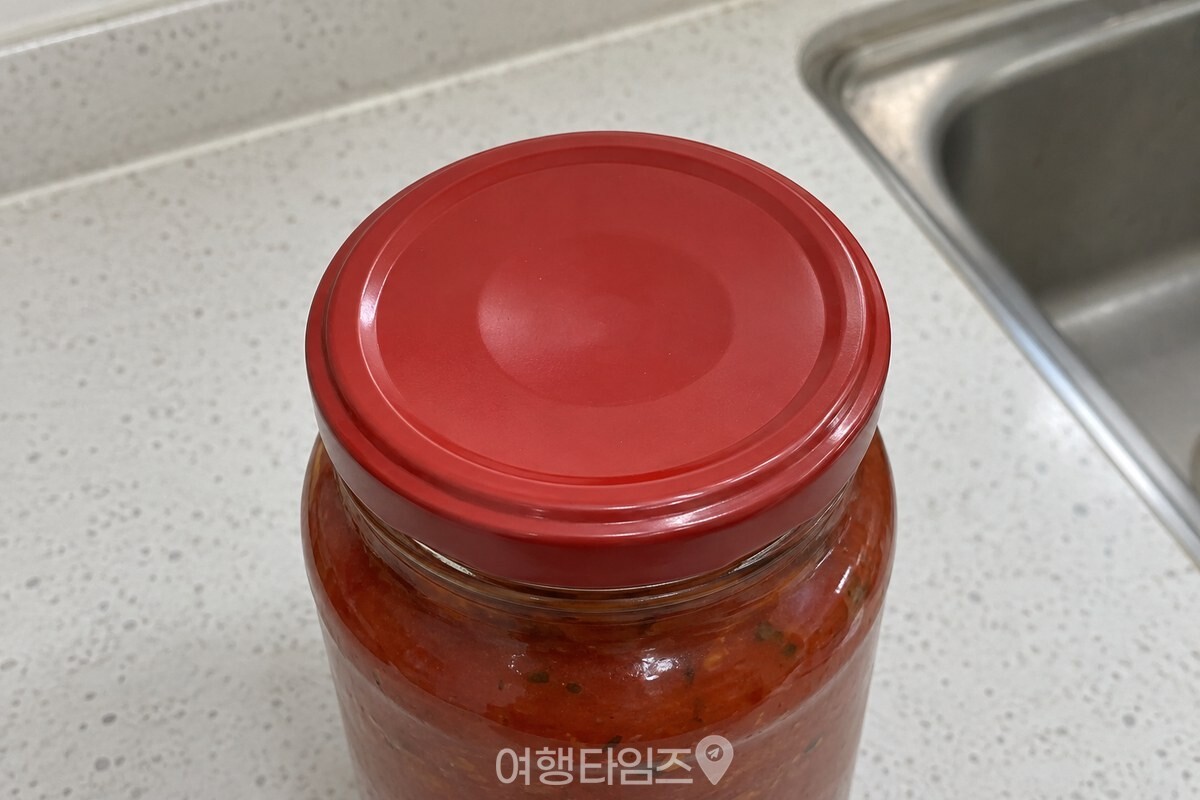 가운데가 살짝 오목한 금속 뚜껑을 위에서 가까이 본 모습. / 기사 이해를 돕기 위한 생성형 이미지