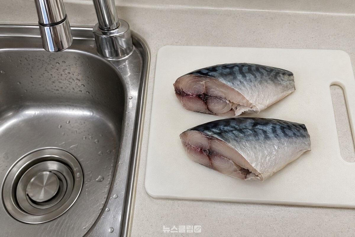 손질한 고등어 토막의 껍질과 검붉은 살 부분이 가까이 보인다. / 기사 이해를 돕기 위한 생성형 이미지