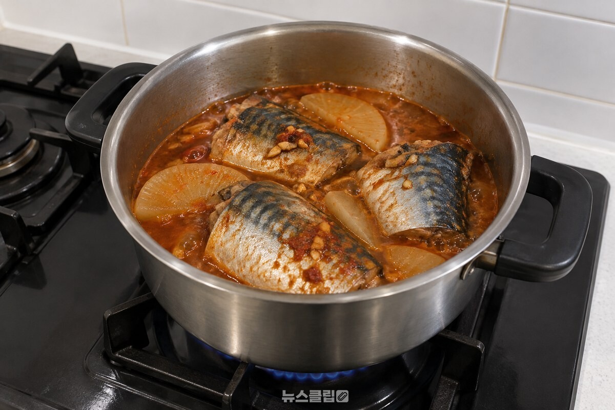 무를 깐 냄비에서 고등어조림 국물이 천천히 끓고 있다. / 기사 이해를 돕기 위한 생성형 이미지
