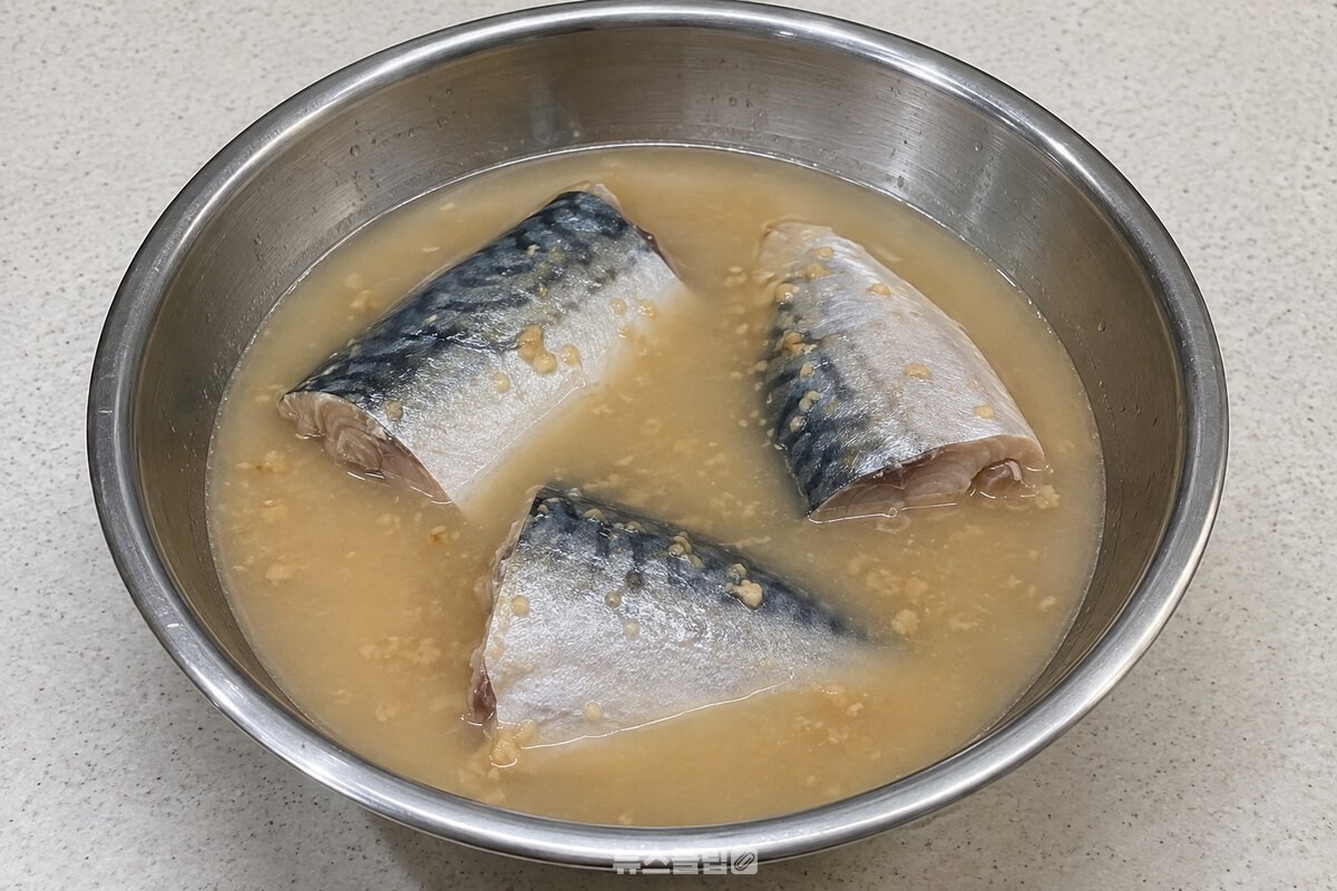 된장을 고르게 푼 물에 손질한 고등어 토막이 담겨 있다. / 기사 이해를 돕기 위한 생성형 이미지