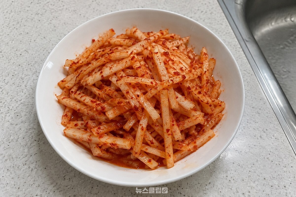 양념이 고르게 섞인 무생채가 흰 반찬 접시에 담겨 있다. / 기사 이해를 돕기 위한 생성형 이미지
