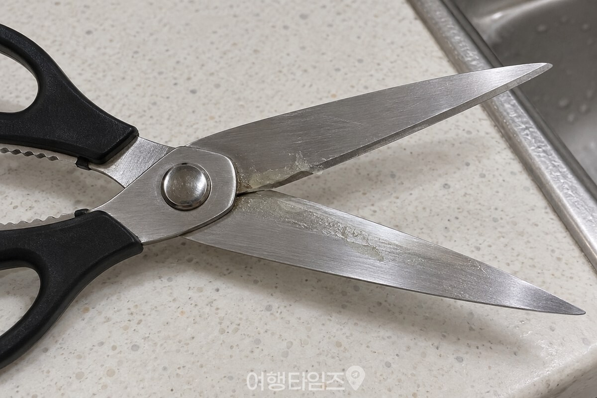 가위 두 날이 맞물리는 안쪽 면에 남은 옅은 접착 자국을 가까이 담은 모습. / 기사 이해를 돕기 위한 생성형 이미지