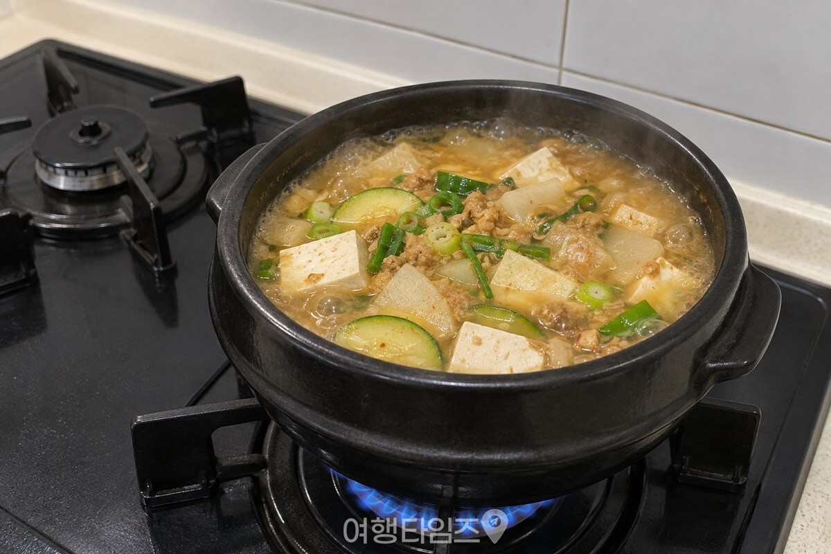 뚝배기에 끓인 된장찌개 위에 청국장 콩알이 고르게 섞여 있다. / 기사 이해를 돕기 위한 생성형 이미지