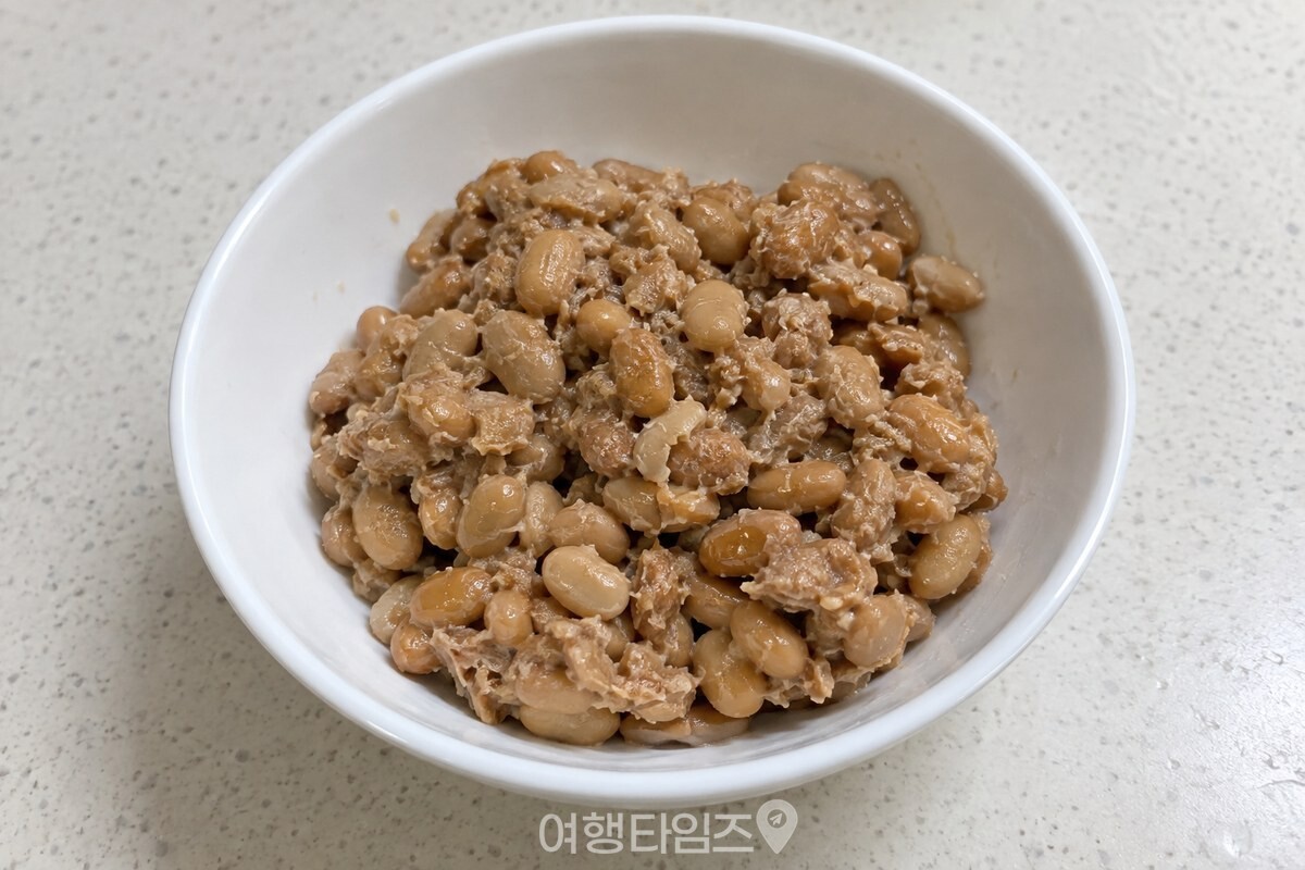 흰 종지에 담긴 청국장 콩알과 발효된 콩 덩이가 가까이 보인다. / 기사 이해를 돕기 위한 생성형 이미지