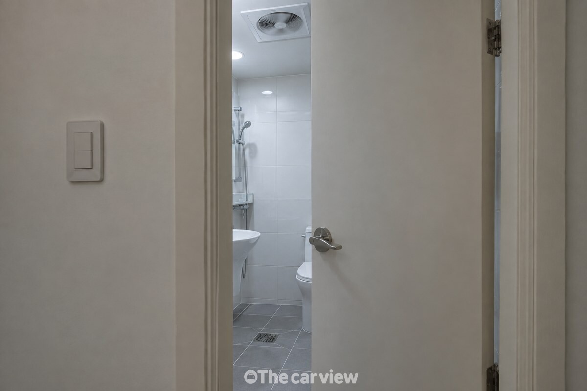 환풍기를 켠 욕실 문이 손가락 하나 들어갈 만큼만 열려 있는 모습. / 기사 이해를 돕기 위한 생성형 이미지