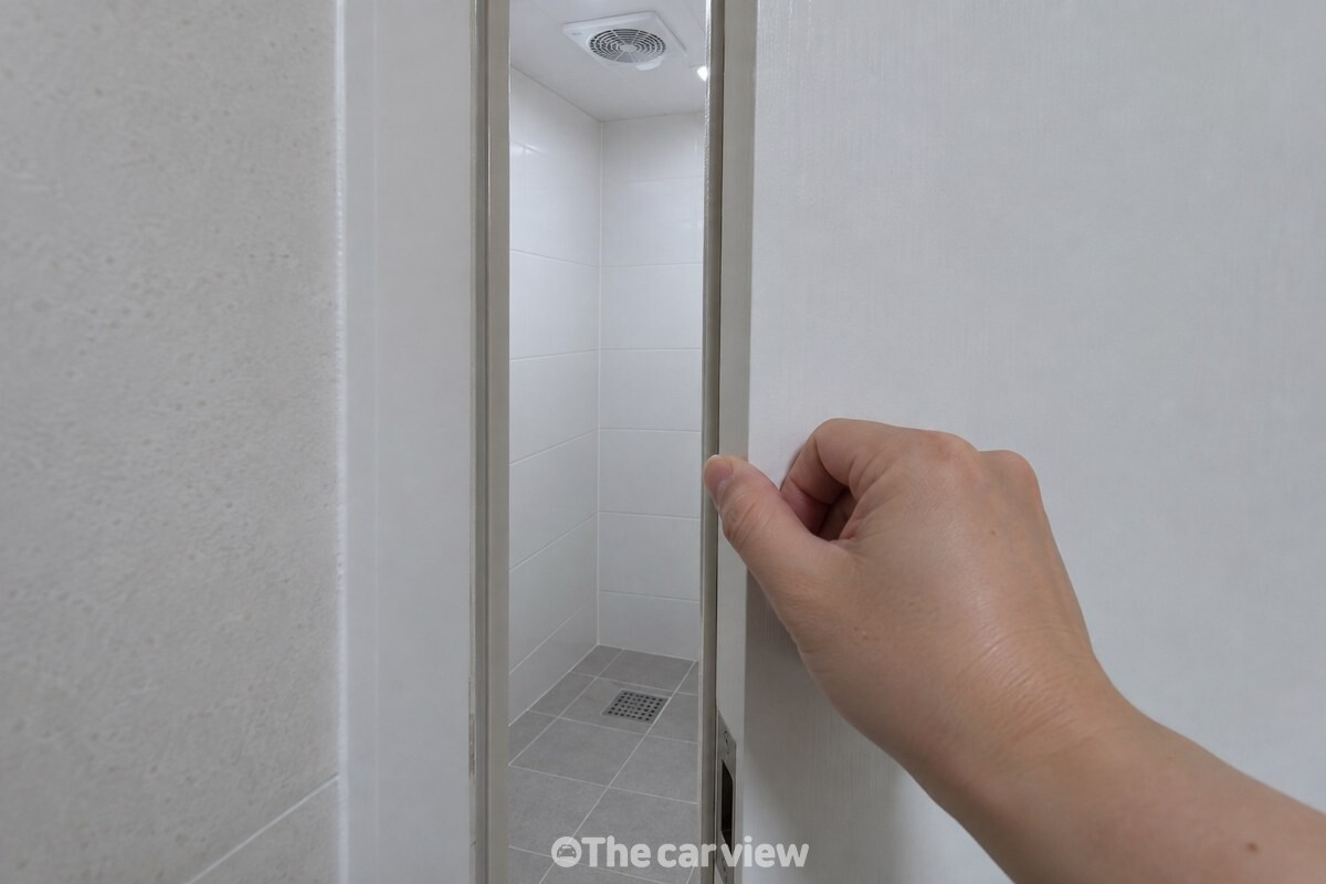 샤워 뒤 환풍기를 켜고 문을 좁게 남긴 욕실 출입구. / 기사 이해를 돕기 위한 생성형 이미지