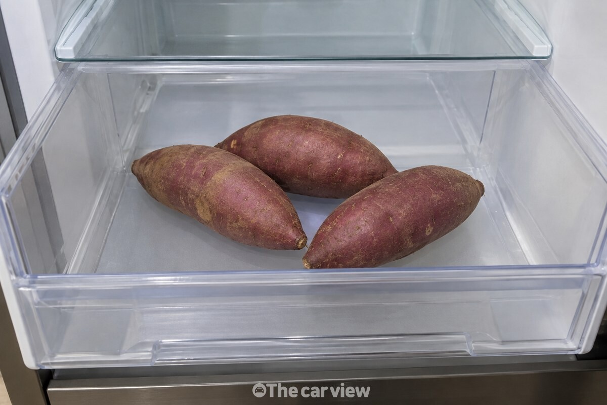 냉장고 채소칸에 놓인 고구마와 차가운 내부 선반. / 기사 이해를 돕기 위한 생성형 이미지