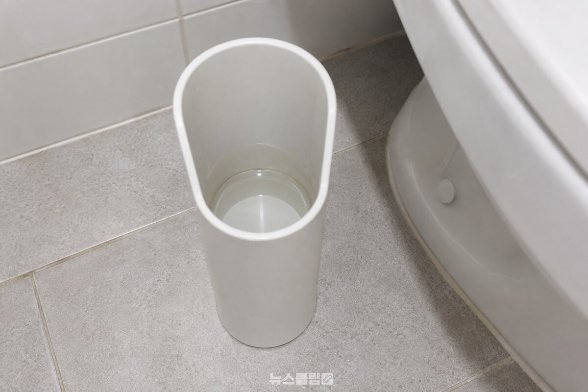 변기솔을 꺼낸 뒤 빈 받침대 통 바닥에 남은 얕은 물이 보이는 모습. / 기사 이해를 돕기 위한 생성형 이미지