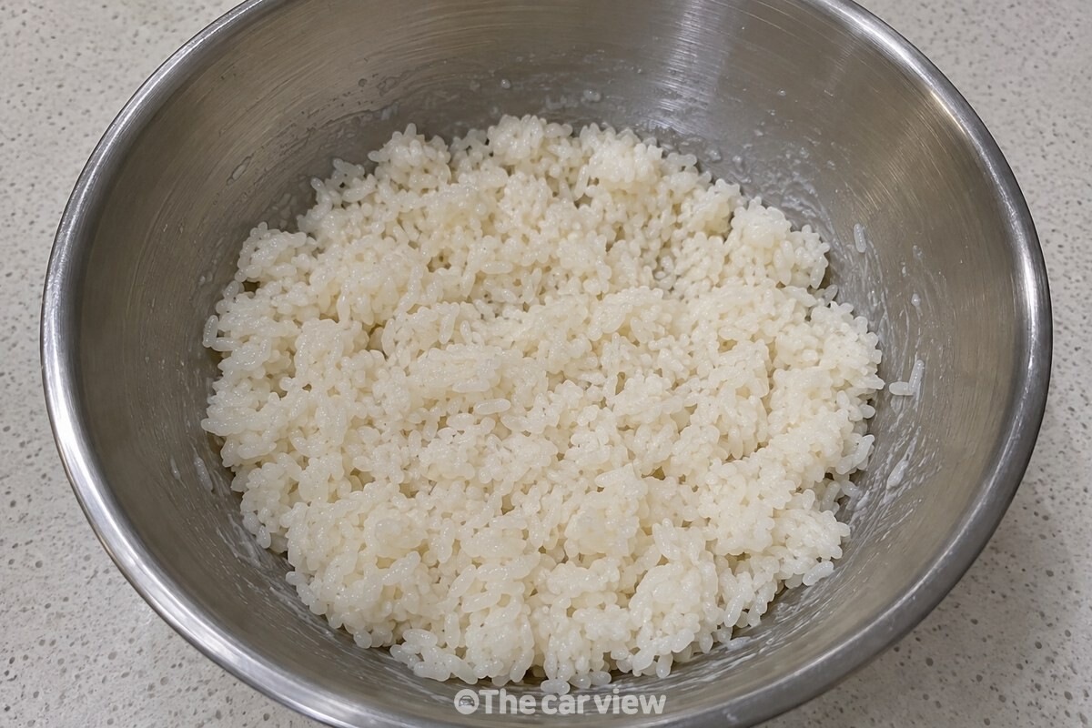 마요네즈가 고르게 풀려 연한 윤기가 도는 김밥용 밥. / 기사 이해를 돕기 위한 생성형 이미지