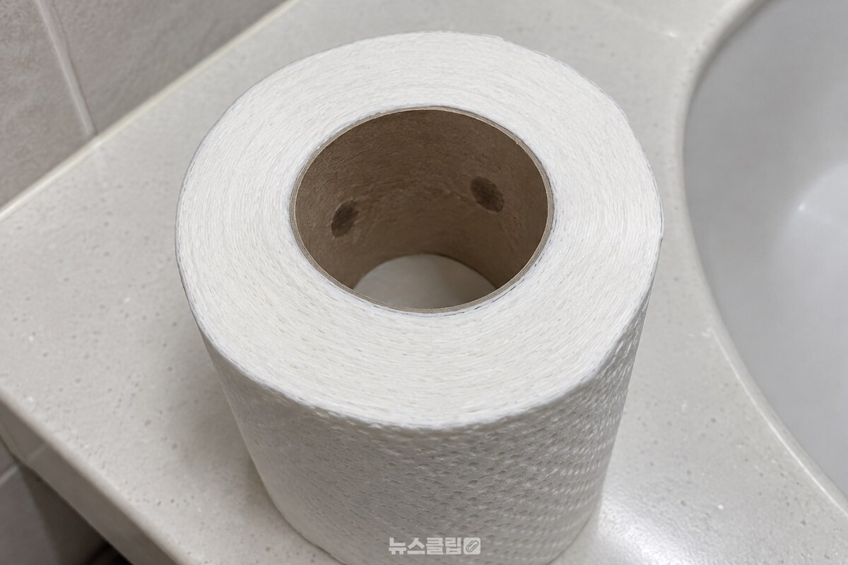 종이 심 안쪽의 서로 떨어진 두 곳에만 작은 오일 자국이 있고, 바깥 휴지는 깨끗하게 남아 있다. / 기사 이해를 돕기 위한 생성형 이미지