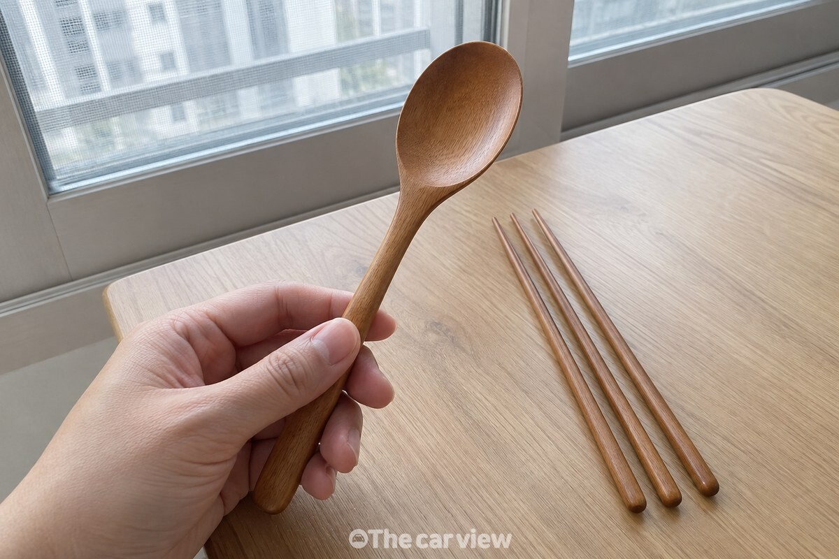 밝은 곳에서 나무 젓가락과 수저의 표면을 하나씩 확인하는 모습. / 기사 이해를 돕기 위한 생성형 이미지