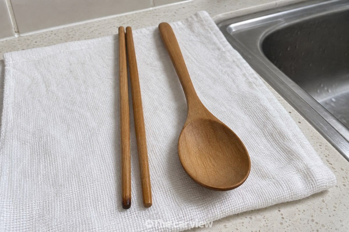 밝은 주방 조리대 위에서 나무 젓가락과 수저의 끝과 표면을 가까이 살펴보는 모습. / 기사 이해를 돕기 위한 생성형 이미지
