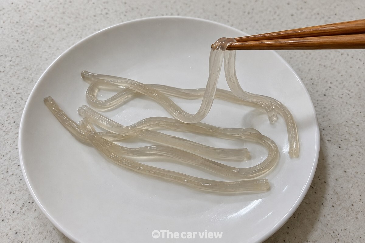 투명하게 익은 당면 한 가닥의 굵기와 속이 가까이 보이는 모습. / 기사 이해를 돕기 위한 생성형 이미지