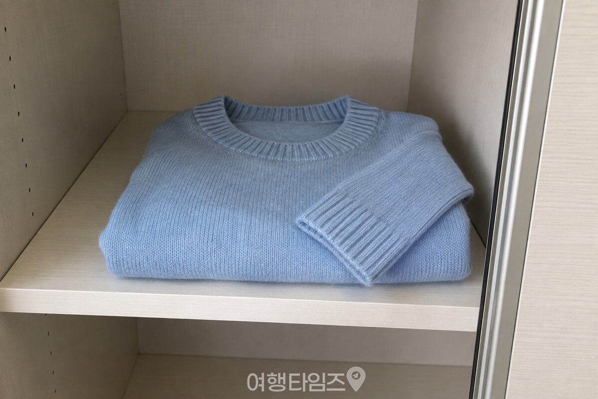 마른 니트를 접어 서랍에 넣기 전 옷장 선반에 가지런히 놓아 두었다. / 기사 이해를 돕기 위한 생성형 이미지