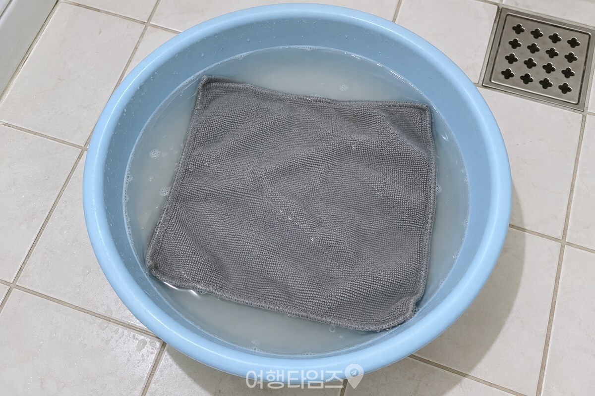 샴푸를 푼 미지근한 물에 걸레 한 장을 펼쳐 담가 둔 모습. / 기사 이해를 돕기 위한 생성형 이미지