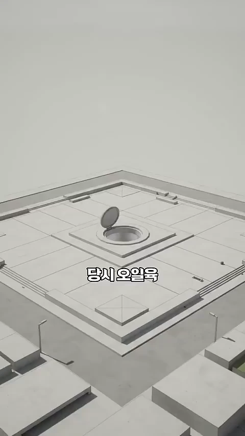 바닥 중앙에 열린 맨홀 뚜껑이 있는 광장 형태의 건축물을 위에서 내려다본 3D 그래픽 영상 화면입니다.