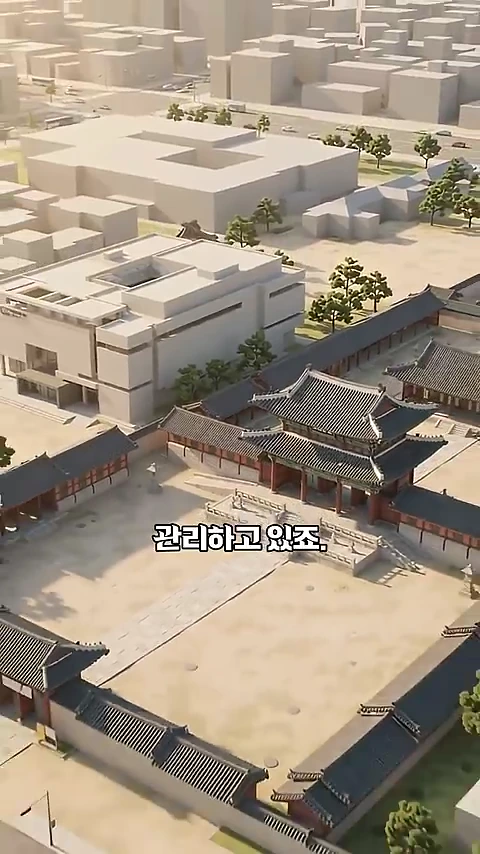 경희궁의 일부 건물들이 복원된 모습을 위에서 내려다본 그래픽 영상 장면입니다. 왼쪽에는 현대식 건물인 서울역사박물관이 보이고, 정면에는 전통 한옥 양식의 숭정문과 담장, 마당이 배치되어 있습니다.