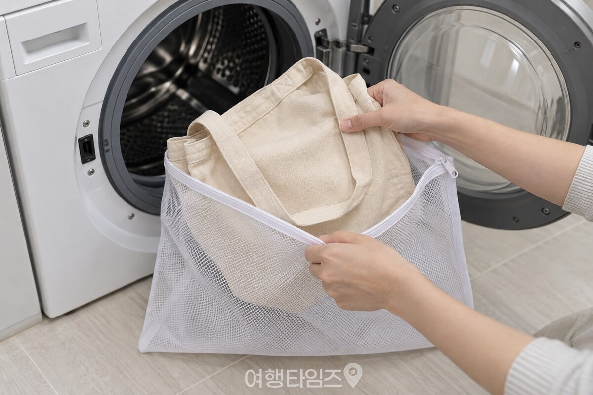 에코백의 프린트 면이 안쪽으로 향하도록 뒤집어 세탁망에 넣는 모습이다. / 기사 이해를 돕기 위한 생성형 이미지