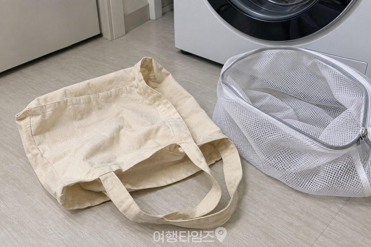 프린트 면을 안으로 뒤집은 베이지색 면 에코백이 흰 세탁망 옆에 놓여 있다. / 기사 이해를 돕기 위한 생성형 이미지