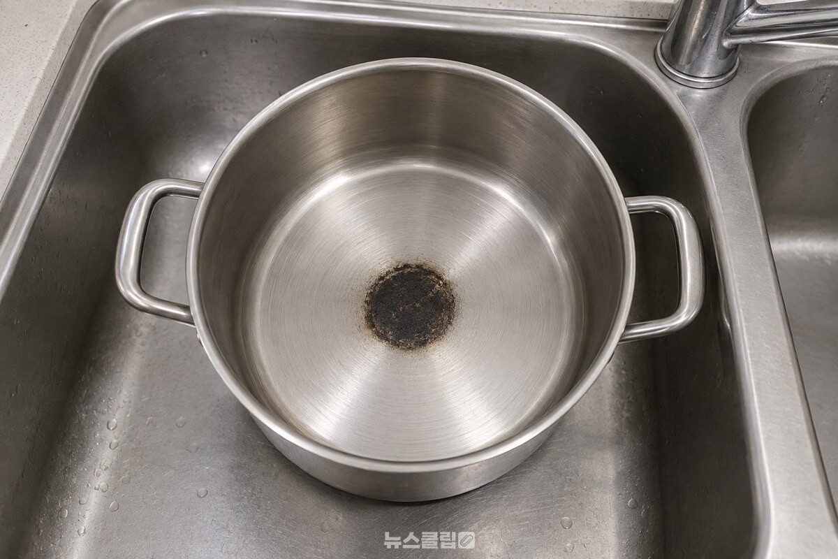 스테인리스 냄비 바닥 한가운데에 검은 탄 자국이 남아 있는 모습. / 기사 이해를 돕기 위한 생성형 이미지