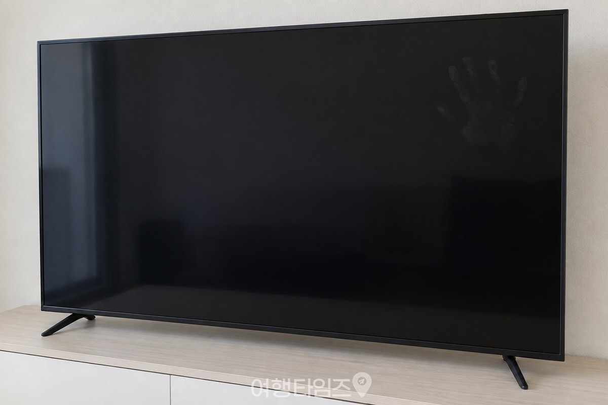 꺼진 거실 TV 화면에 작은 손자국 자국이 한쪽에만 희미하게 보인다. / 기사 이해를 돕기 위한 생성형 이미지