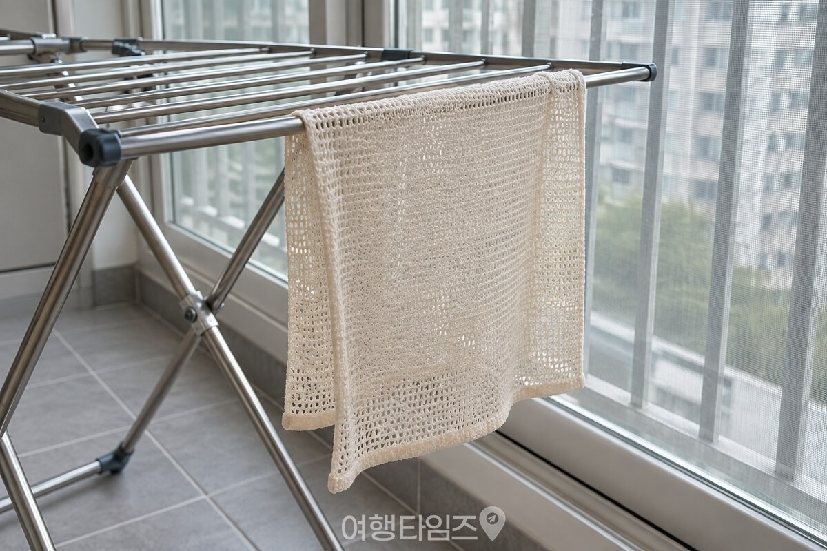 미닫이 창가의 접이식 건조대에 넓게 펼쳐 말리는 샤워타월입니다. / 기사 이해를 돕기 위한 생성형 이미지