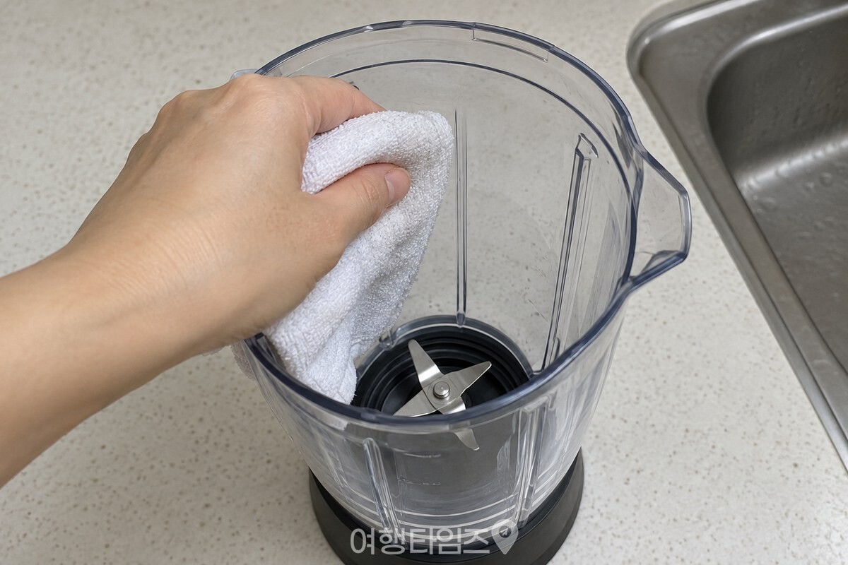 마른 수건으로 믹서기 통 안쪽과 칼날 주변의 물기를 닦는 모습. / 기사 이해를 돕기 위한 생성형 이미지