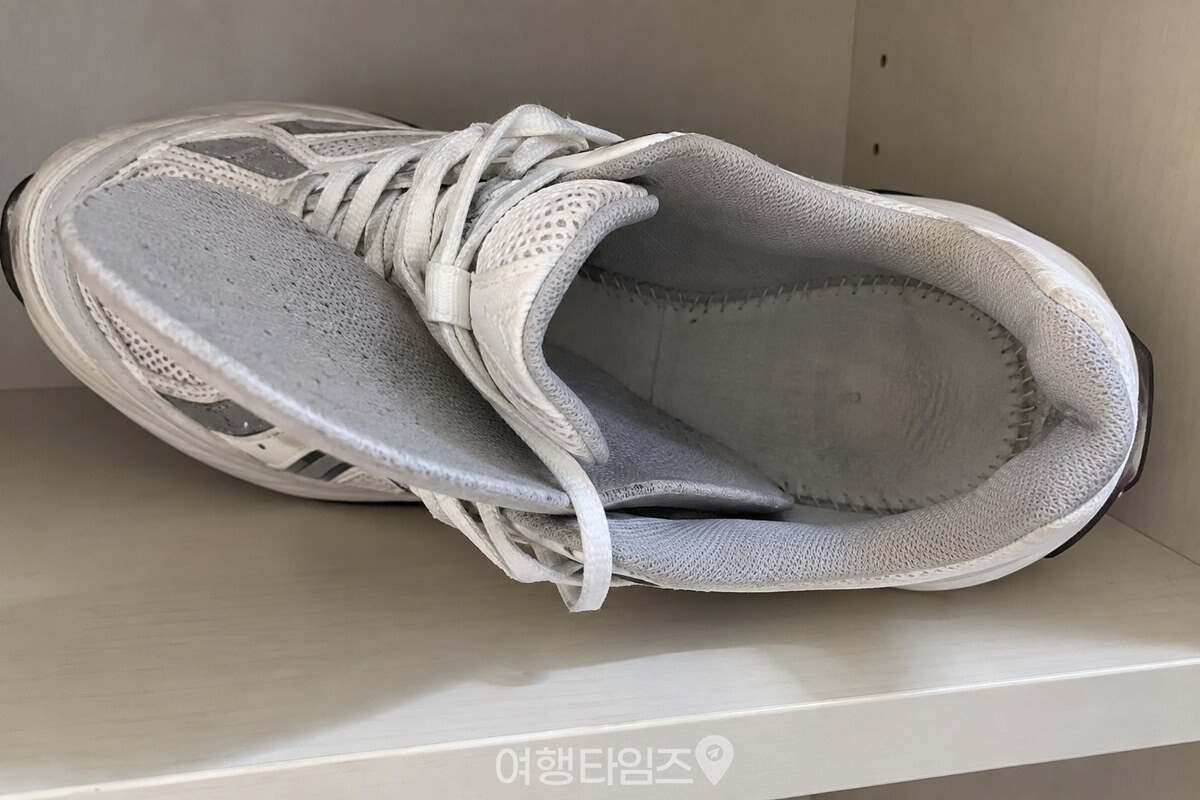 신발장 선반 앞에 놓인 운동화의 깔창과 깊은 신발 코 안쪽이 보이는 모습. / 기사 이해를 돕기 위한 생성형 이미지