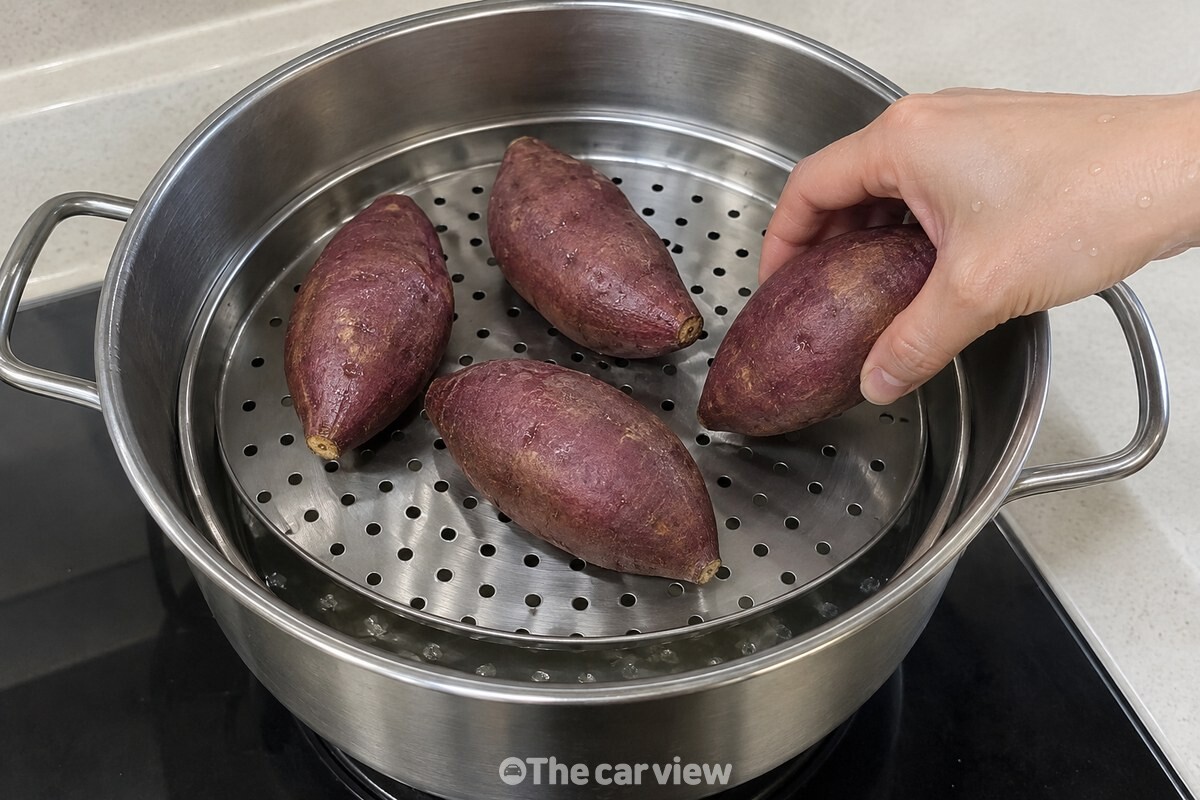 씻은 중간 크기 고구마를 찜기에 한 겹으로 올린 모습. / 기사 이해를 돕기 위한 생성형 이미지