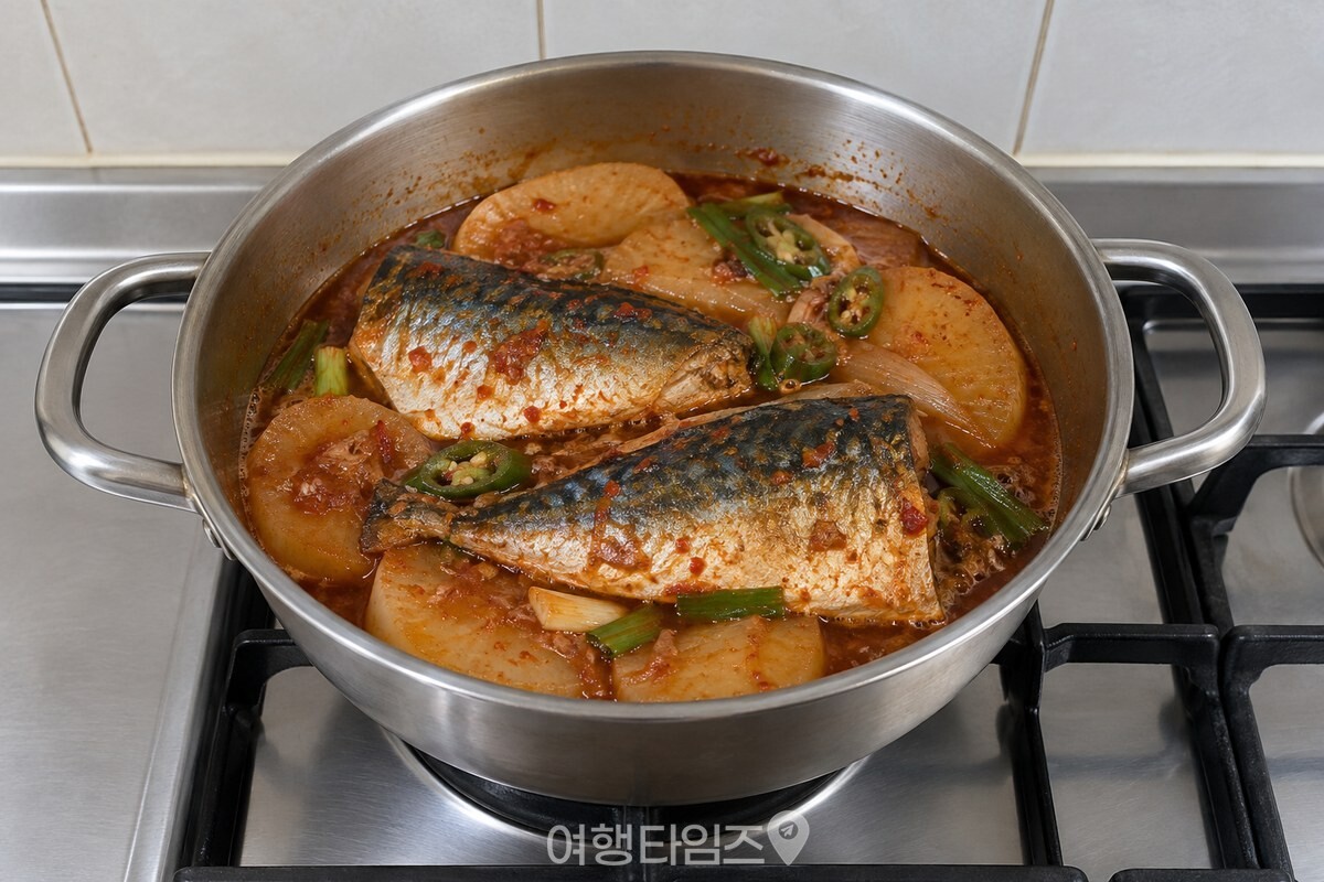 냄비에 무와 고등어를 넣고 조린 고등어무조림입니다. / 기사 이해를 돕기 위한 생성형 이미지