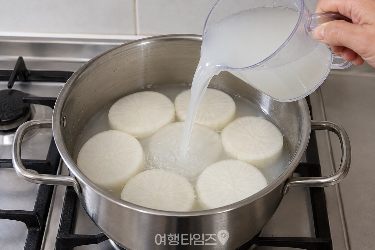 냄비 바닥에 1cm 두께 무를 깔고 쌀뜨물을 붓는 조리 단계입니다. / 기사 이해를 돕기 위한 생성형 이미지