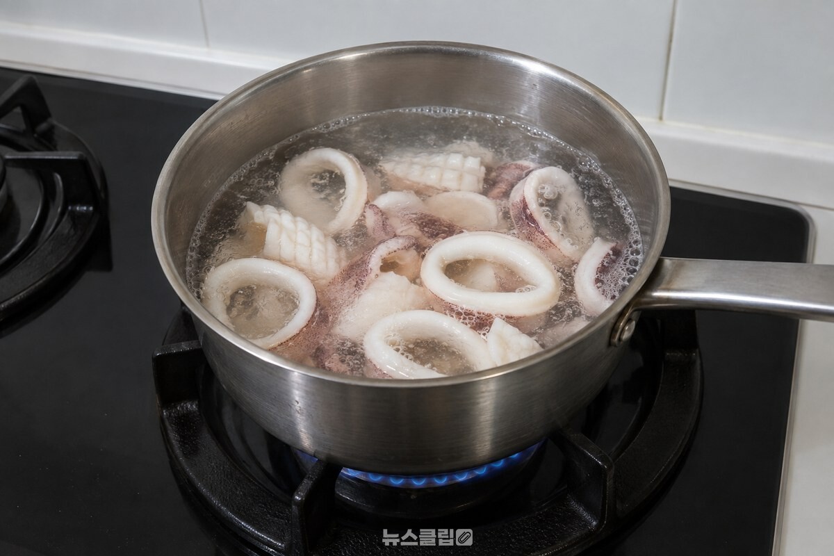 맛술을 섞은 물에 오징어 조각을 짧게 데치고 있다. / 기사 이해를 돕기 위한 생성형 이미지
