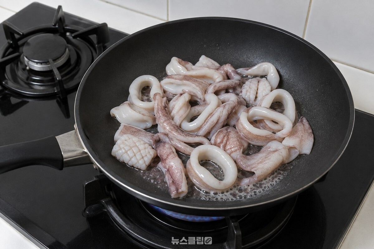 생오징어 조각을 넣은 팬 가장자리에 맑은 수분이 조금 고여 있다. / 기사 이해를 돕기 위한 생성형 이미지