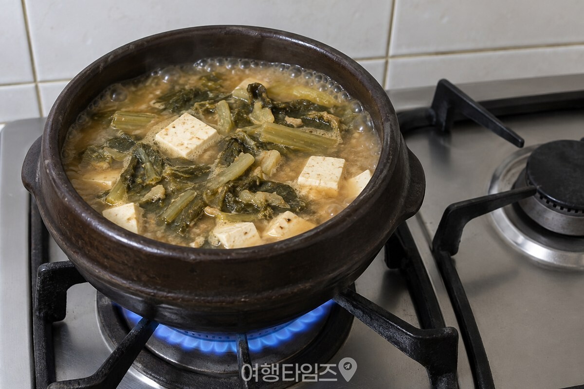 뚝배기에 끓는 된장국 속 시래기와 두부가 가까이 보인다. / 기사 이해를 돕기 위한 생성형 이미지
