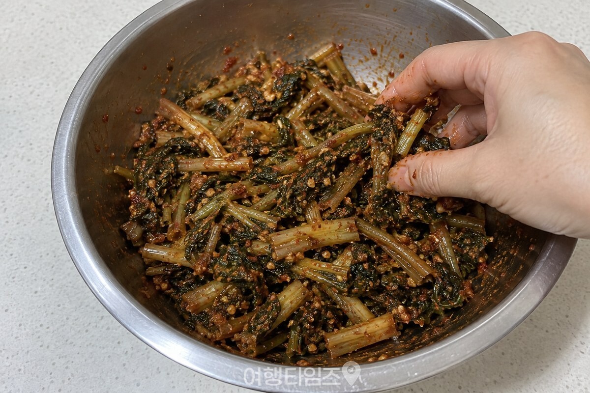 된장 양념을 버무린 시래기 줄기가 깨끗한 스테인리스 볼에 담겨 있다. / 기사 이해를 돕기 위한 생성형 이미지