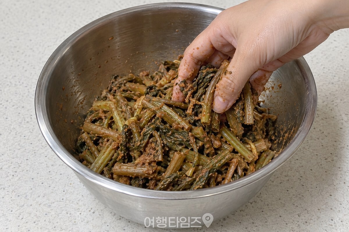 손으로 버무린 시래기 줄기에 된장 색이 고르게 묻어 있다. / 기사 이해를 돕기 위한 생성형 이미지