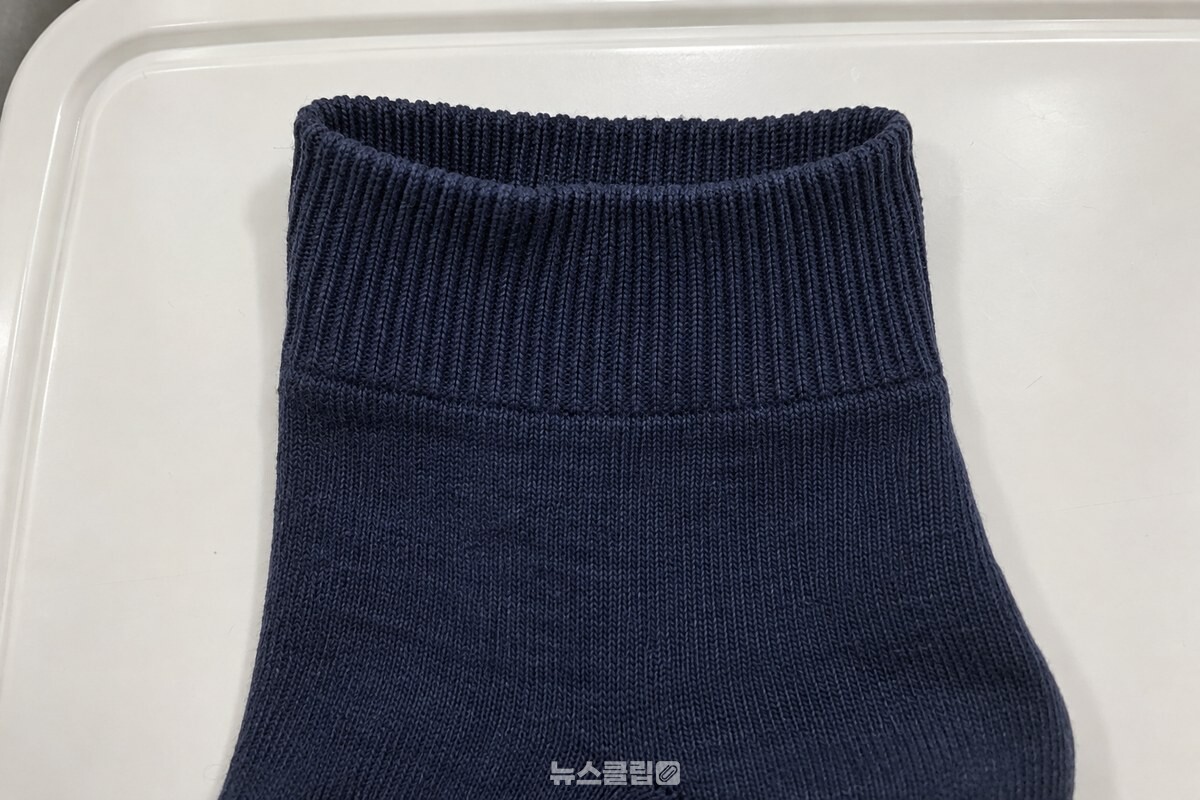 깨끗한 양말 목의 편물과 고무줄 부분을 가까이서 본 모습. / 기사 이해를 돕기 위한 생성형 이미지