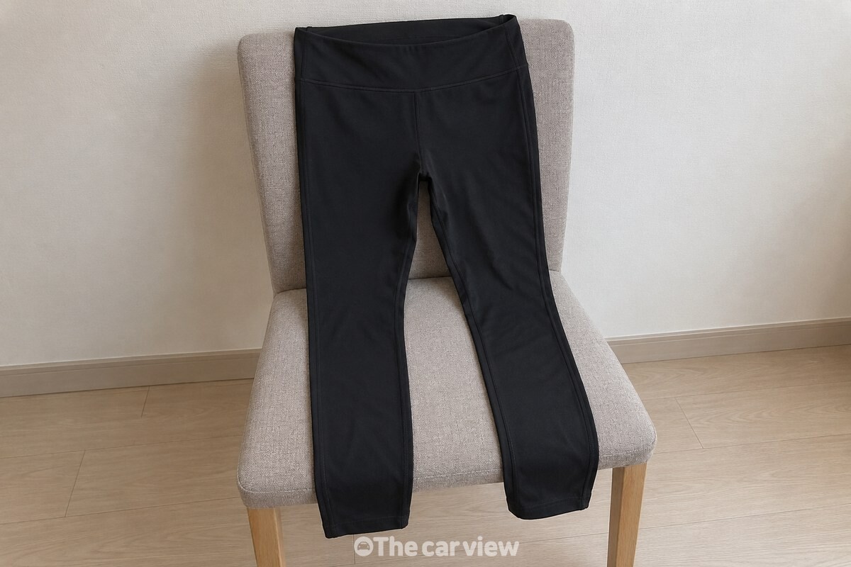 세탁 바구니 안에 뭉쳐 있지 않도록 검은 레깅스를 펼쳐 둔 모습. / 기사 이해를 돕기 위한 생성형 이미지