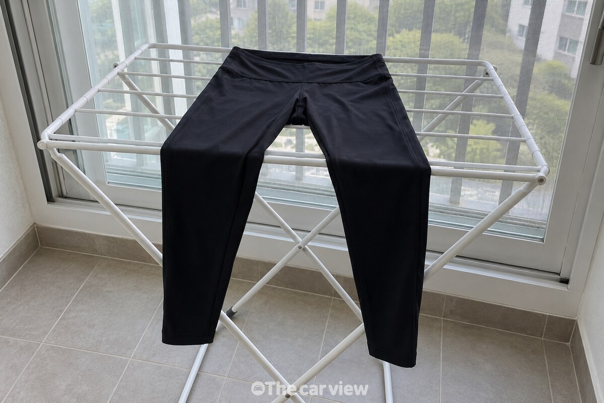 베란다의 접이식 건조대에 검은 레깅스를 접히지 않게 넓게 걸어 둔 모습. / 기사 이해를 돕기 위한 생성형 이미지