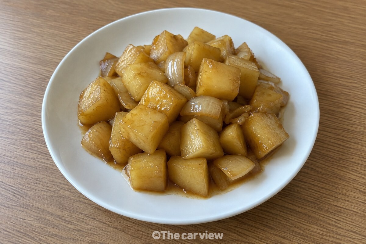 간장 양념에 조려 모서리가 살아 있는 감자조림을 반찬 접시에 담은 모습. / 기사 이해를 돕기 위한 생성형 이미지