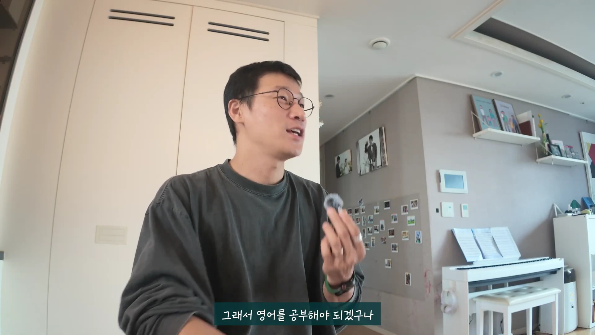 실내에서 안경을 쓴 남성이 마이크를 들고 이야기를 하는 모습이 담긴 영상 캡처 화면입니다.