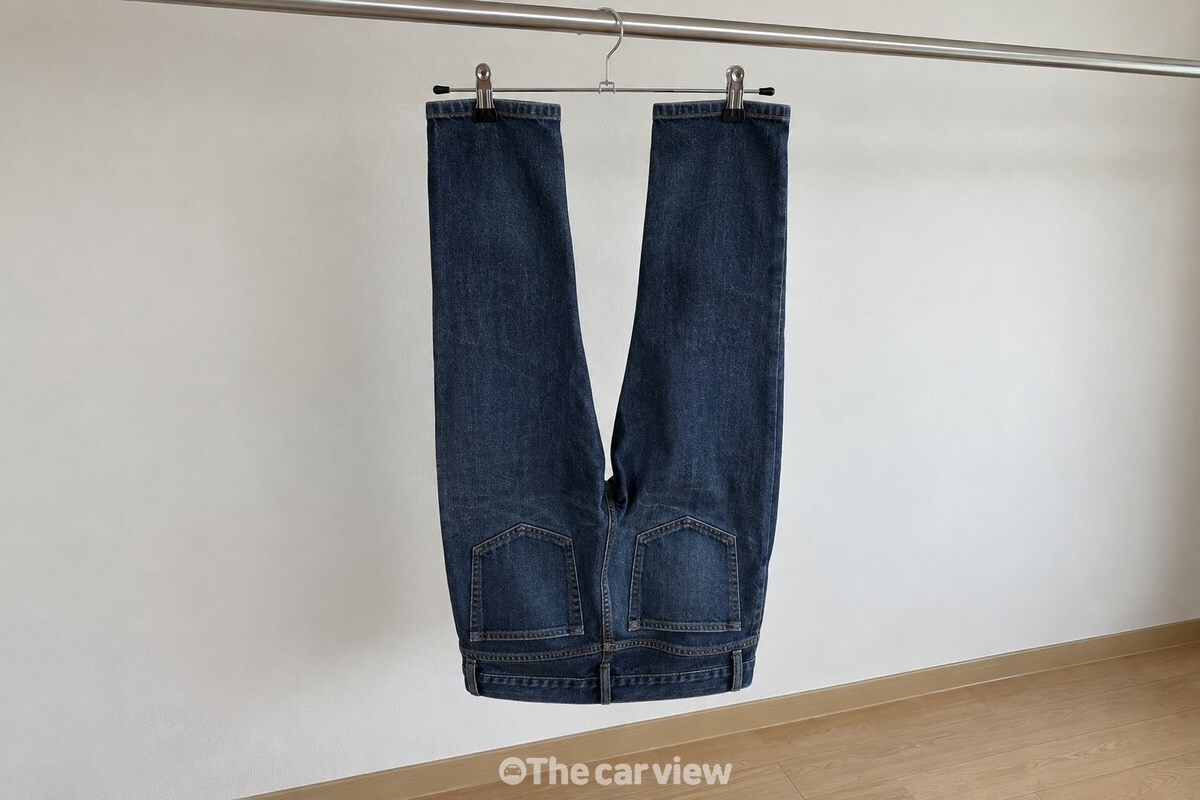 집게 옷걸이에 밑단을 집어 청바지를 거꾸로 걸어 둔 모습. / 기사 이해를 돕기 위한 생성형 이미지
