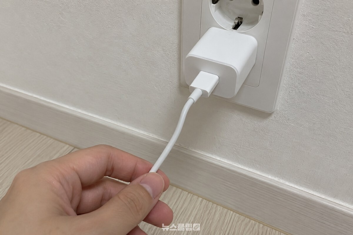 커넥터 바로 옆 연결부가 반복해서 꺾이는 충전 케이블. / 기사 이해를 돕기 위한 생성형 이미지