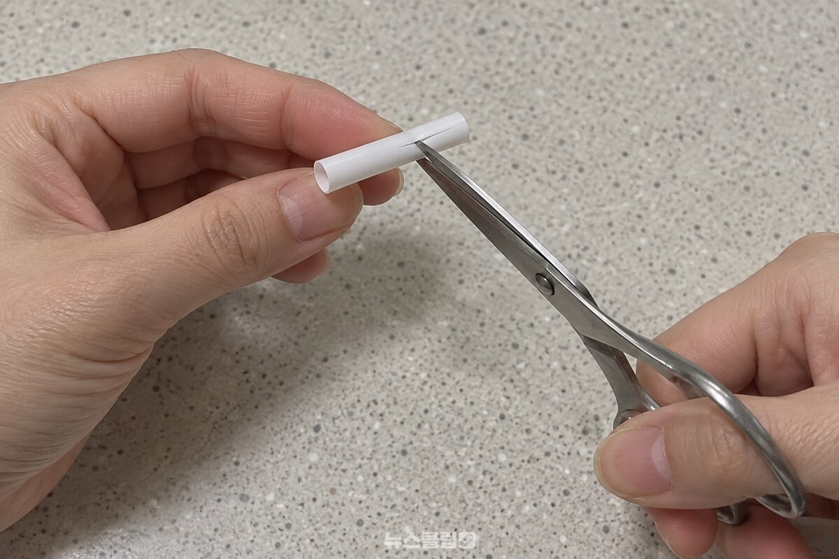 3cm 길이로 자른 얇은 빨대 한쪽 면을 가위로 길게 가르는 모습. / 기사 이해를 돕기 위한 생성형 이미지