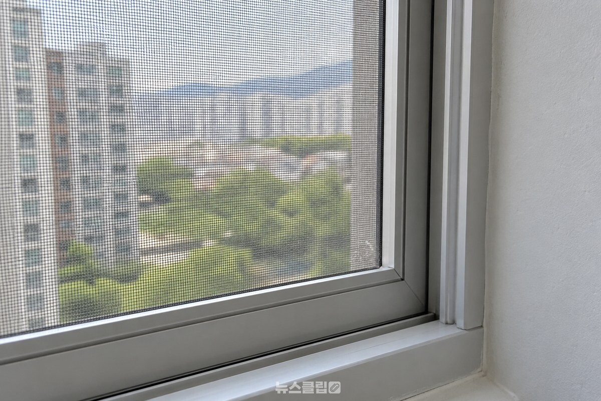 창가의 방충망 망눈과 창틀 레일을 가까이에서 본 모습. / 기사 이해를 돕기 위한 생성형 이미지