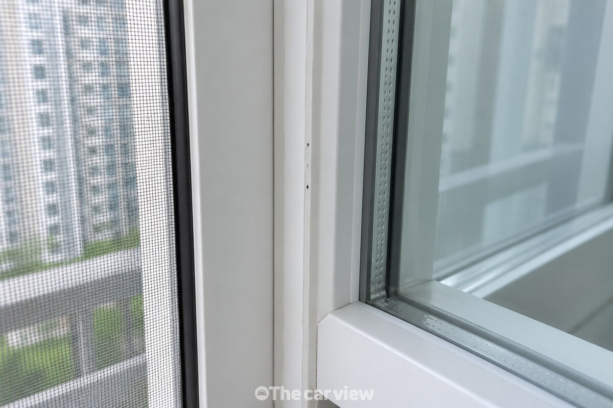 한국 아파트 창가의 흰 실리콘 선에 옅은 검은 점이 보이는 가까운 장면 / 기사 이해를 돕기 위한 생성형 이미지