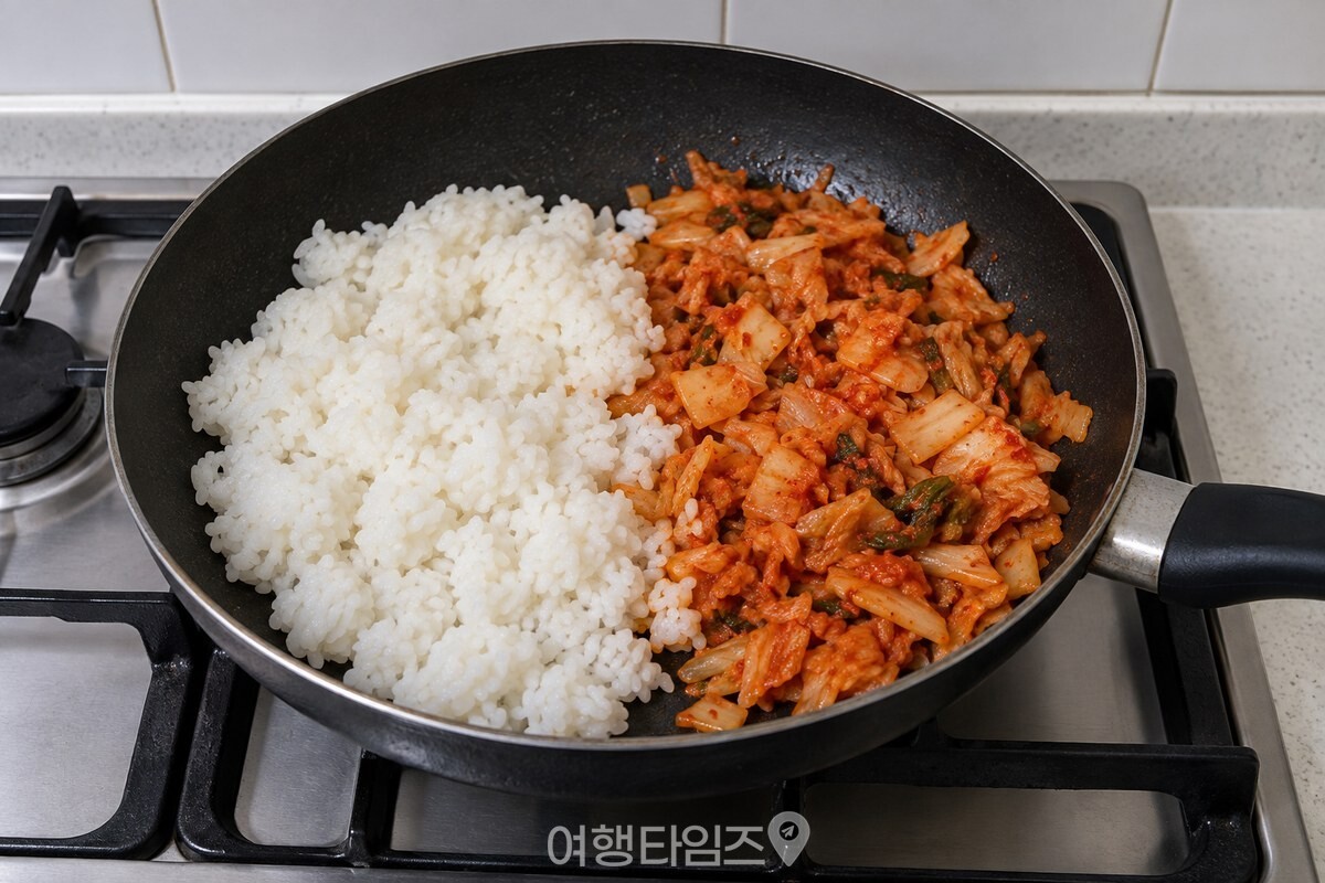 하얀 밥알과 잘게 썬 김치가 팬 안에서 아직 고르게 섞이기 전의 모습. / 기사 이해를 돕기 위한 생성형 이미지