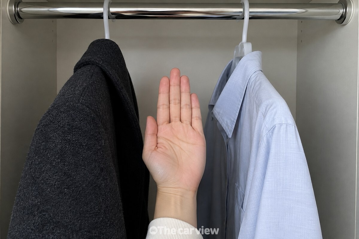 간격을 띄운 겉옷 사이에 손바닥을 세워 넣어 보는 모습. / 기사 이해를 돕기 위한 생성형 이미지